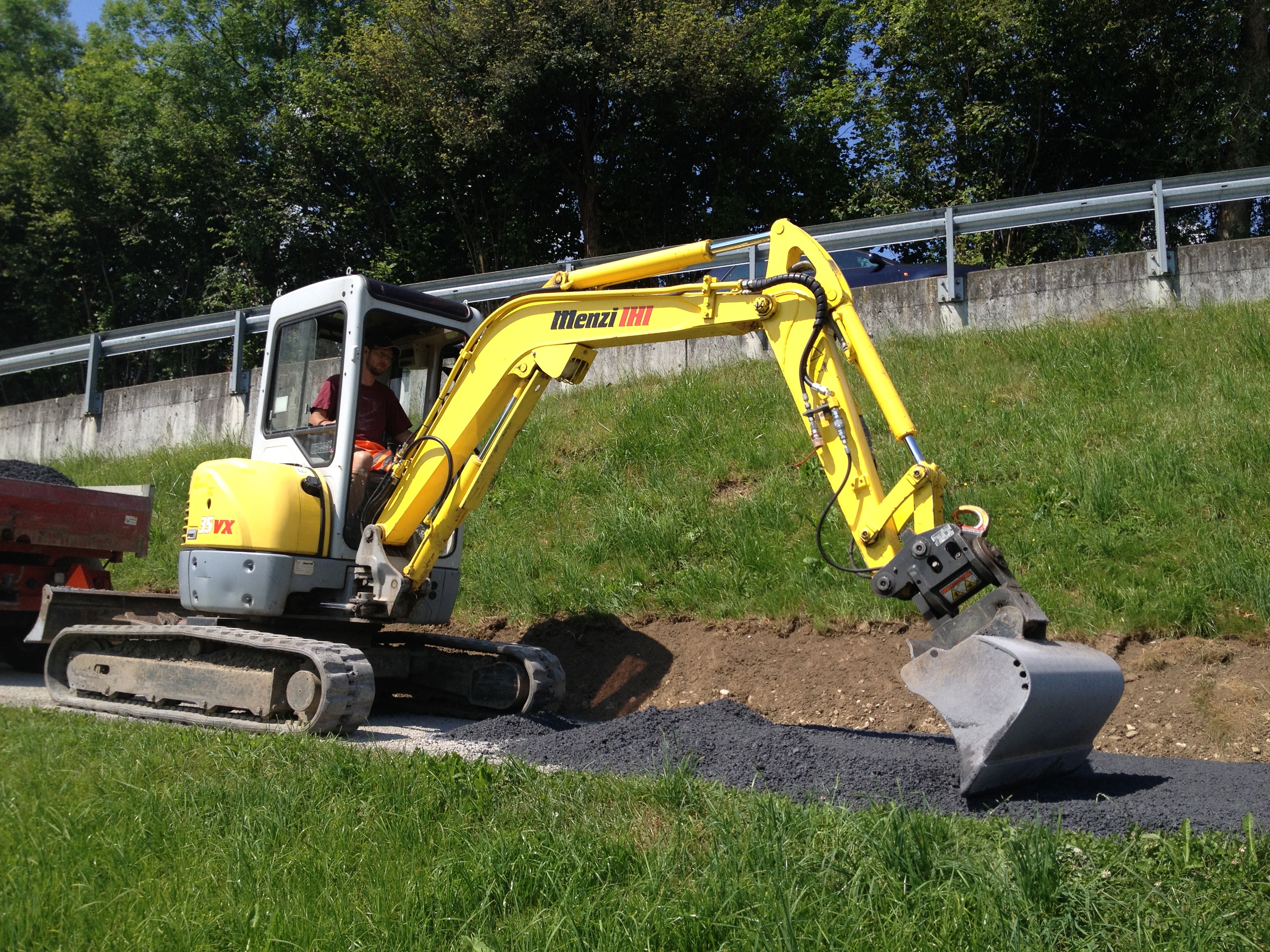 Zufahrt neu einkiesen, Amasis, Grabs